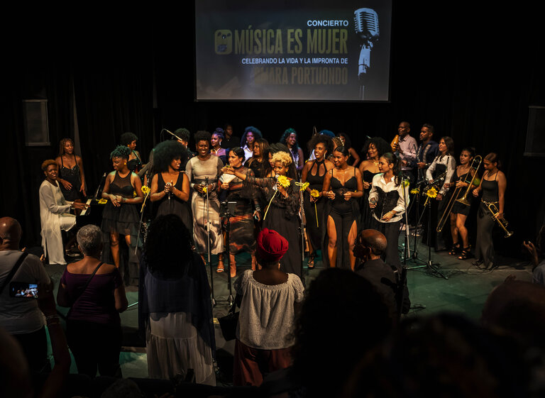 Concierto Música es Mujer — final con Omara Portuondo y toda la compañía