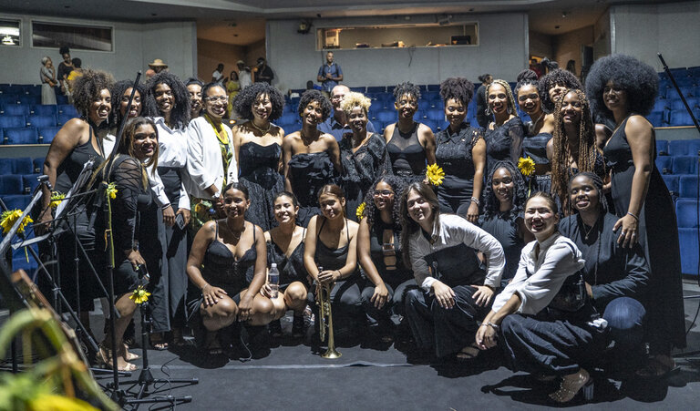 Concierto Omara Portuondo 95 años — foto grupal artistas MEM, MNBA