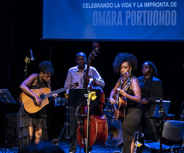 Concierto Omara Portuondo 95 años — guitarras y contrabajo en escena